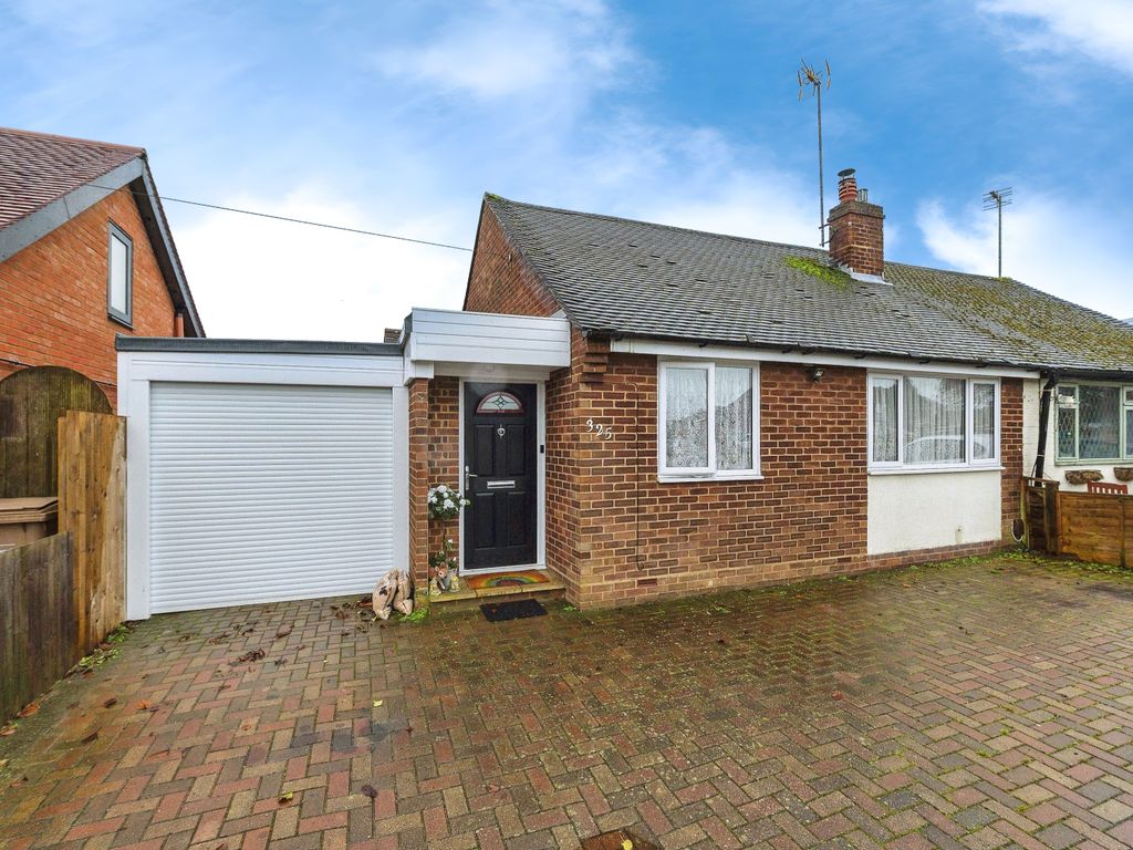 2 bed bungalow for sale in Leagrave High Street, Luton, Bedfordshire