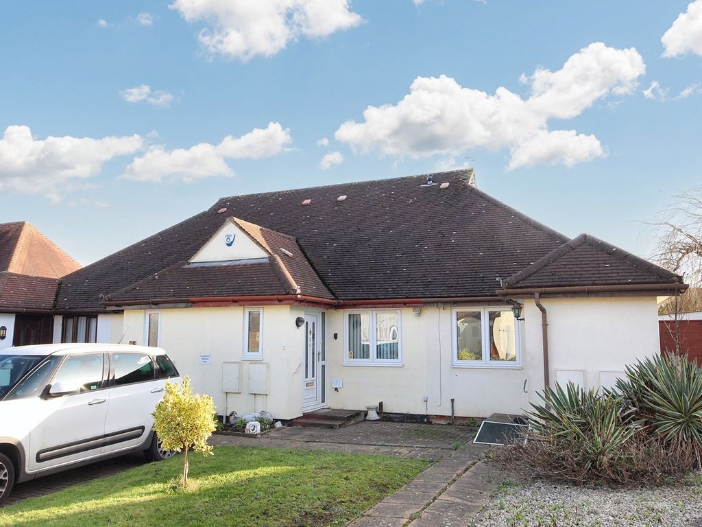 2 bed bungalow for sale in Common View, Letchworth Garden City SG6, £