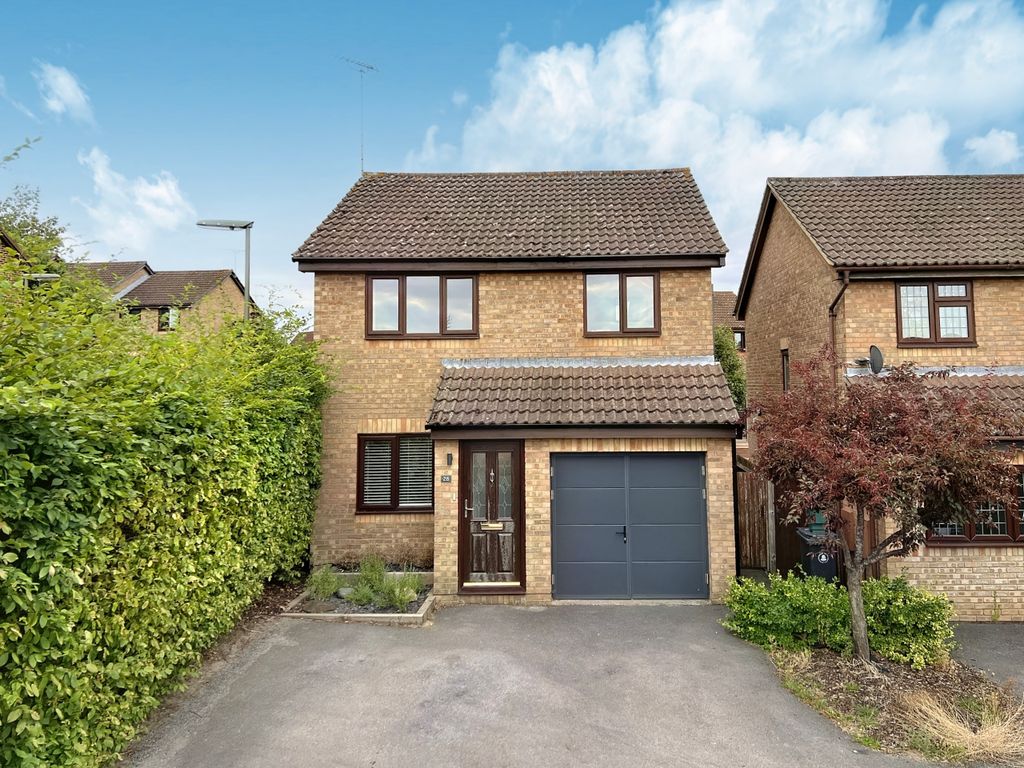 3 bed detached house for sale in Calshot Way, Frimley, Camberley