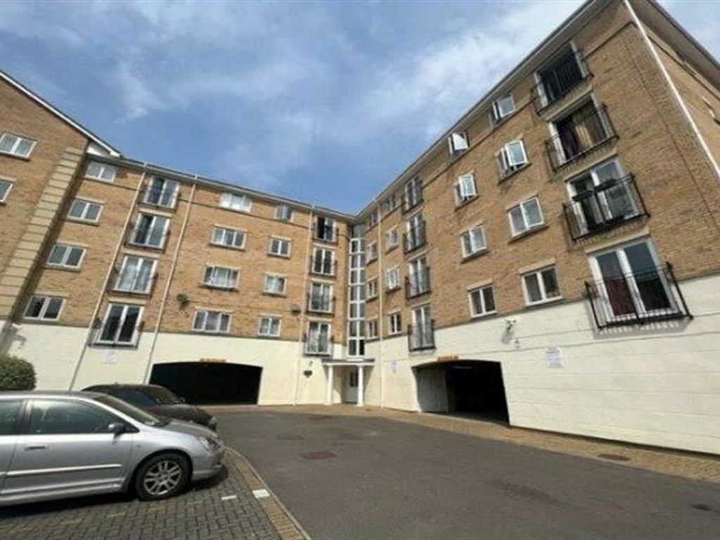 2 bed flat to rent in The Dell, Shirley, Southampton SO15, £1,200 pcm