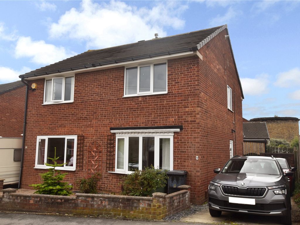 2 bed semidetached house for sale in Harlington Road, Morley, Leeds