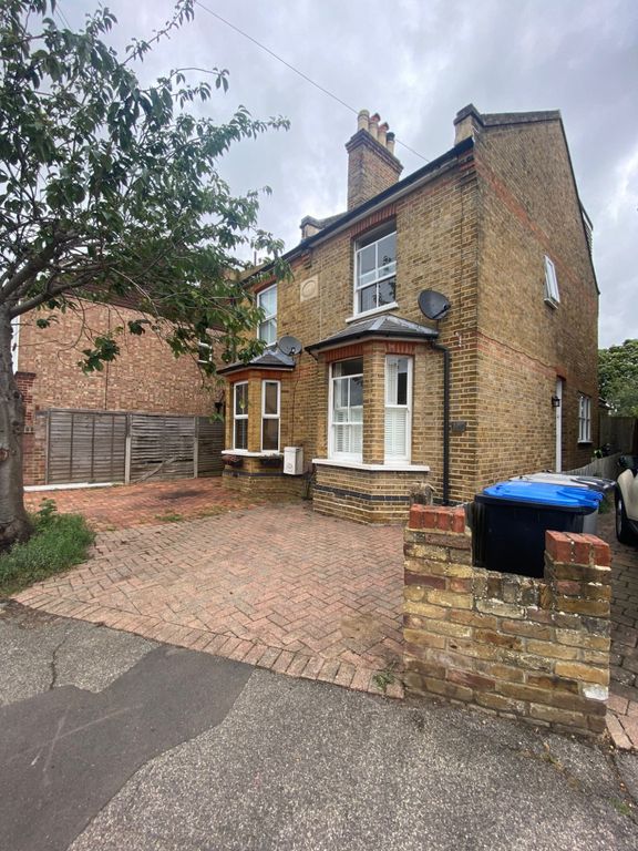3 bed semidetached house to rent in Wendover Road, Staines, Middlesex