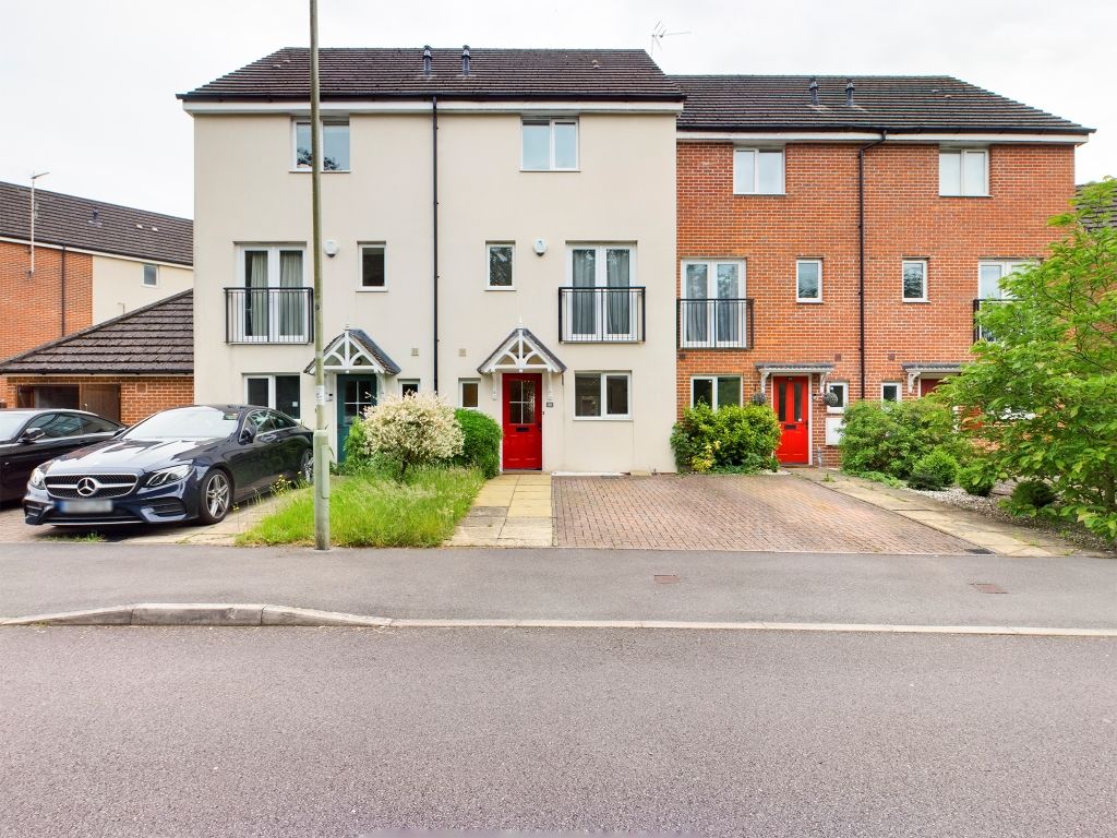 4 bed terraced house to rent in Skippetts Gardens, Cranbourne