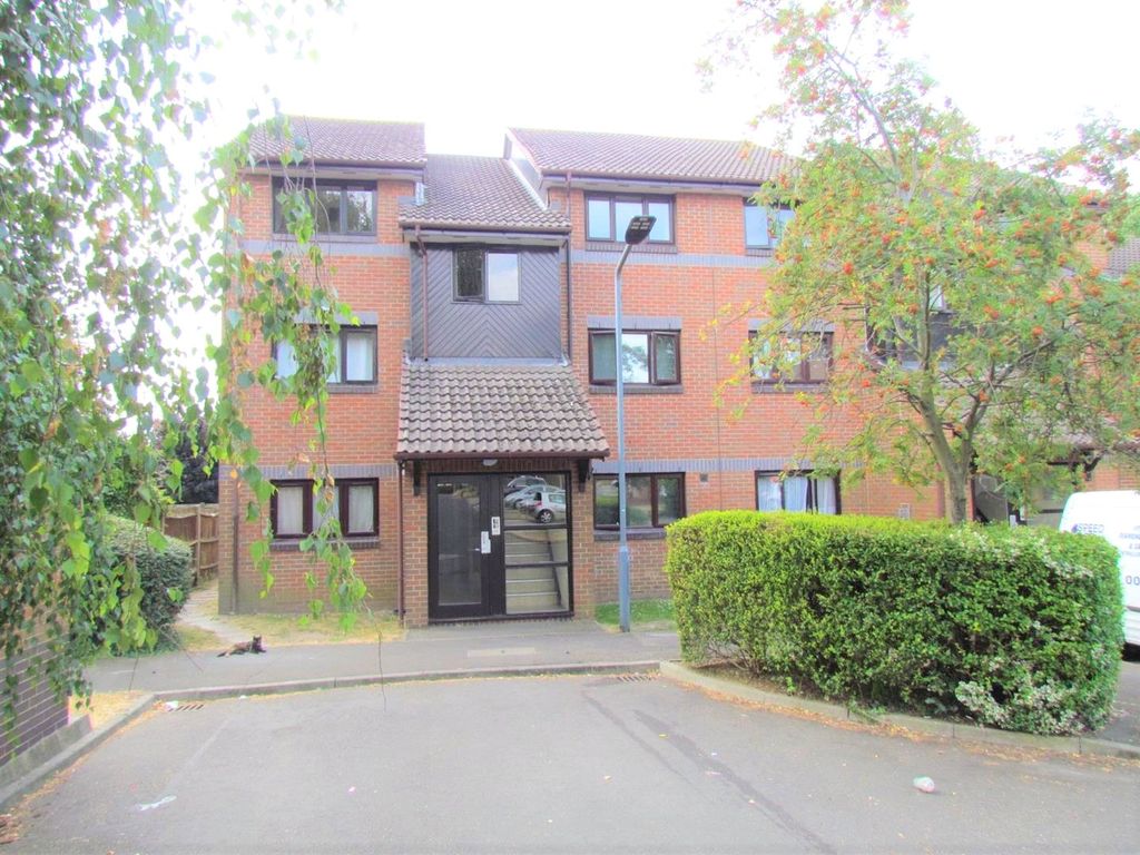 1 bed flat to rent in Crucible Close, Chadwell Heath, Romford, Essex