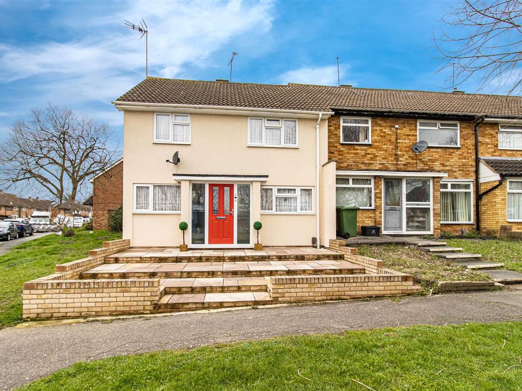 3 bed end terrace house for sale in Curling Tye, Fryerns SS14 Zoopla