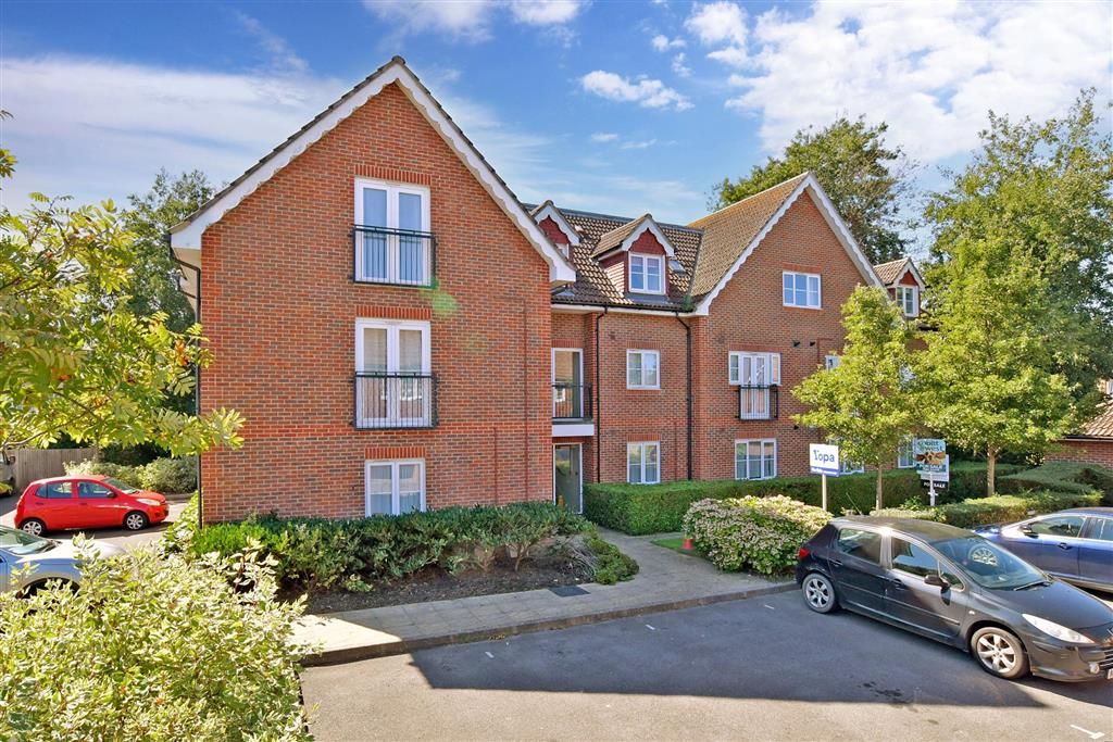 3 bed flat for sale in Hawthorn Road, Bognor Regis, West Sussex PO21, £