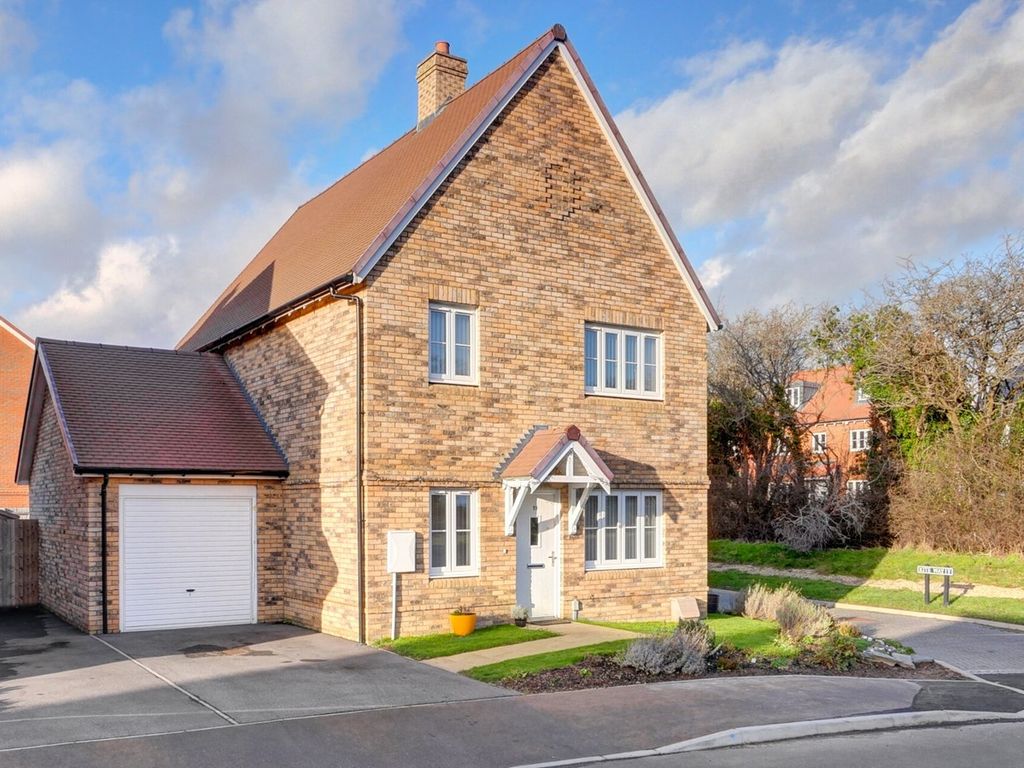 4 bed detached house for sale in Fieldfare Avenue, Hailsham BN27, £