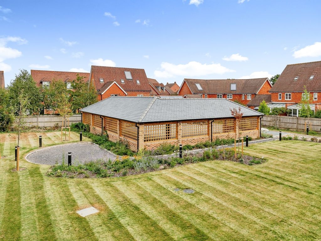 New home, 3 bed flat for sale in Langshott, Horley RH6, £545,000 Zoopla