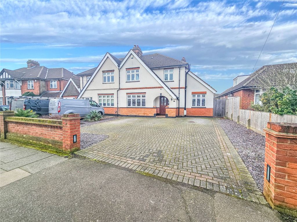 3 bed semidetached house for sale in Pettits Lane, Marshalls Park RM1