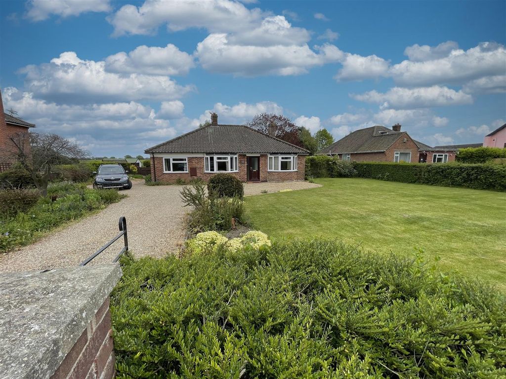 3 bed detached bungalow for sale in Ipswich Road, Long Stratton, Norwich NR15 Zoopla