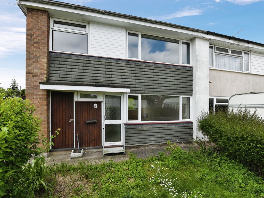 3 bed semidetached house for sale in Queens Gardens, Panfield