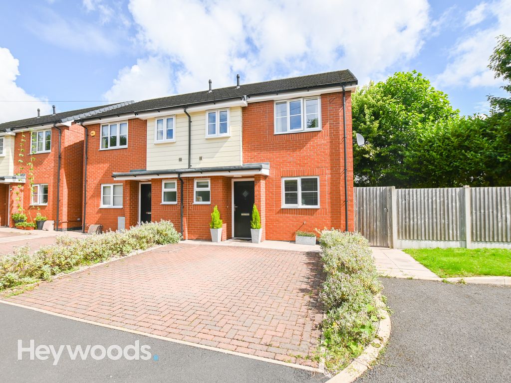 3 bed semidetached house for sale in Queensway, Westlands, Newcastle