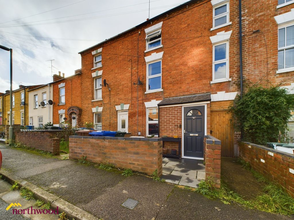 3 bed terraced house to rent in Centre Street, Banbury OX16, £1,350 pcm
