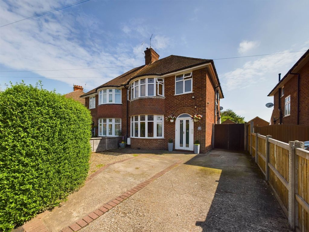 3 bed semidetached house for sale in Regent Road, Aylesbury HP21, £