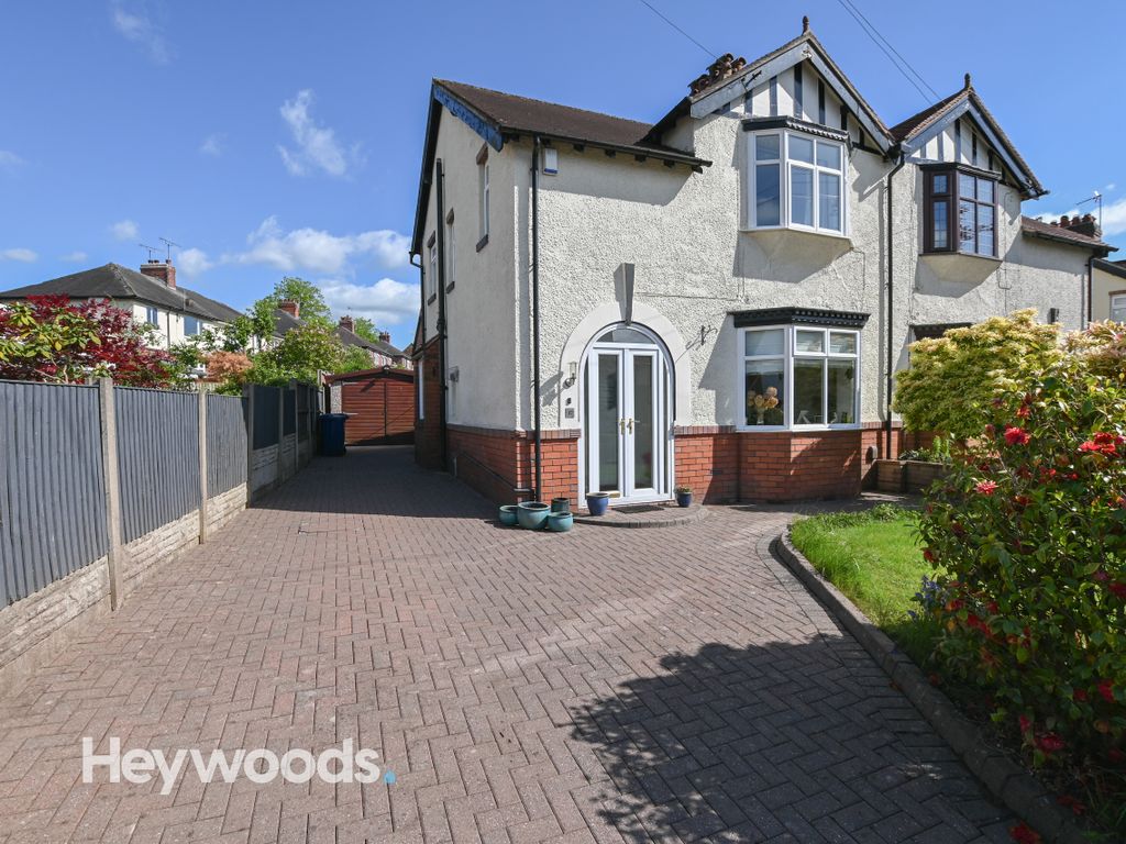 3 bed semidetached house for sale in Eleanor Crescent, Westlands