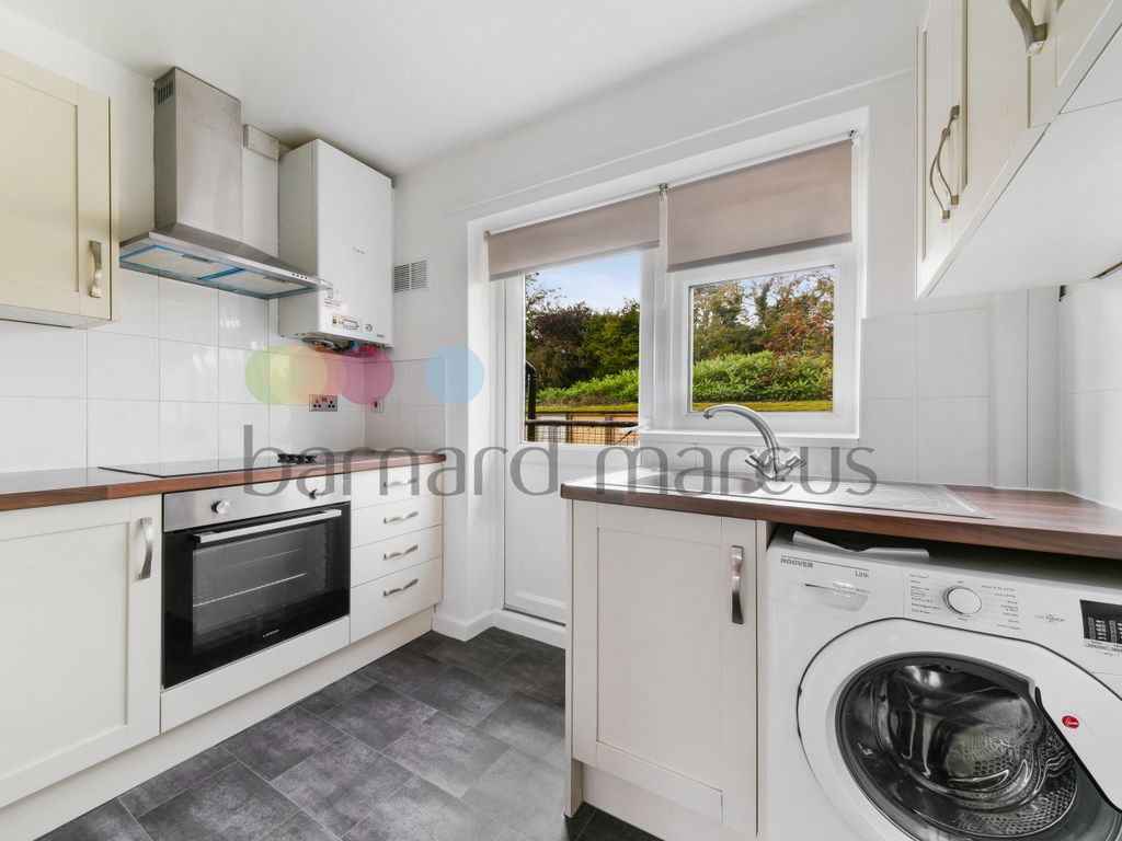 2 bed flat to rent in Elmfield Way, Sanderstead, South Croydon CR2, £