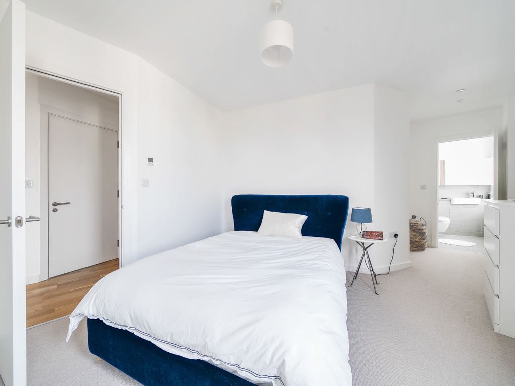 2 bed property to rent in St. Marks Square, Bromley BR2, £1,800 pcm