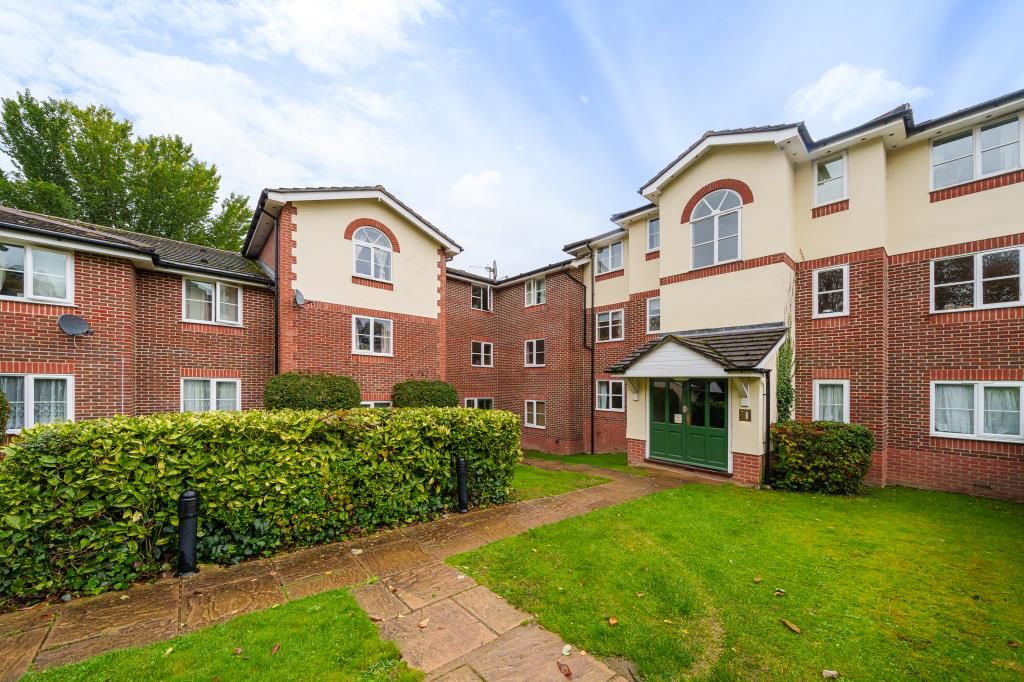 2 bed flat for sale in High Buckinghamshire HP11, £210,000