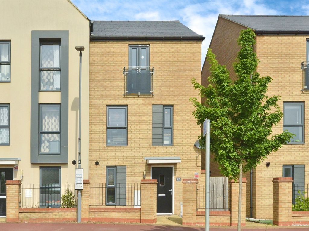 3 bed end terrace house for sale in Barrosa Way, Whitehouse, Milton