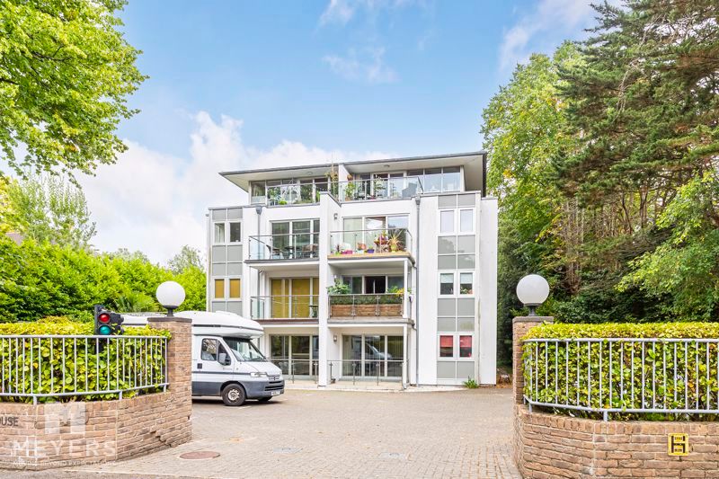 1 bed flat for sale in The Lighthouse, Chine Crescent Road, Bournemouth