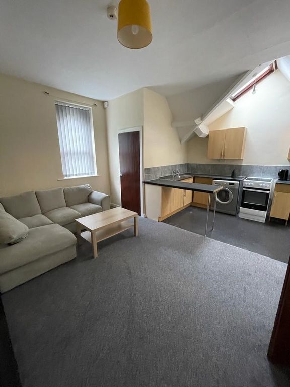 1 bed flat to rent in Oakroyd Terrace, Bradford BD8, £560 pcm Zoopla