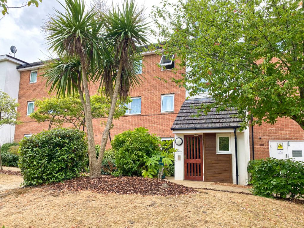 2 bed flat to rent in Parsons Close, Aldershot GU11 Zoopla