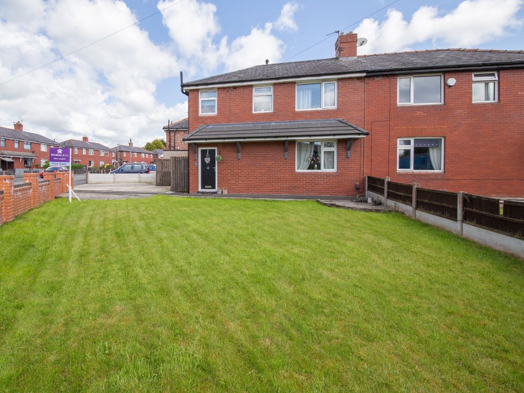 3 bed semidetached house for sale in Acacia Crescent, Wigan