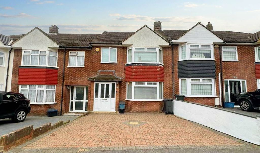 3 bed terraced house for sale in Laurel Close, Ilford IG6, £500,000