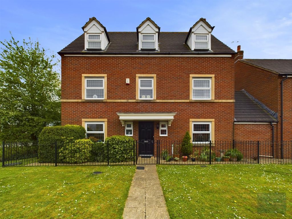 5 bed link detached house for sale in Hornchurch Road, Bowerhill