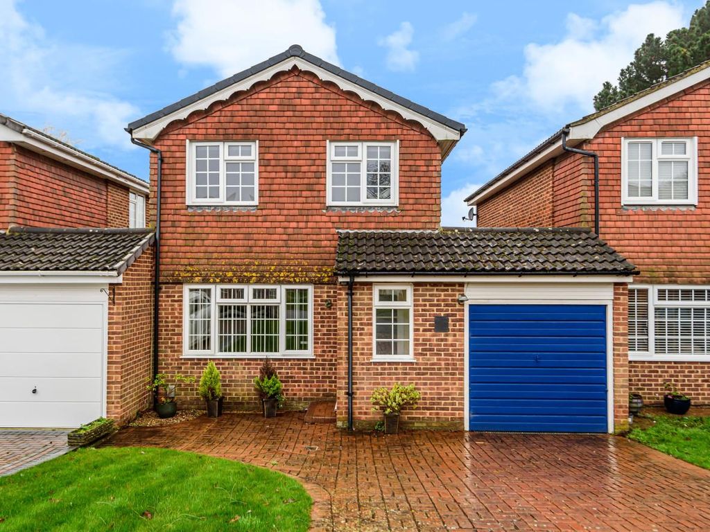 3 bed linkdetached house for sale in Fircroft Drive, Chandler's Ford
