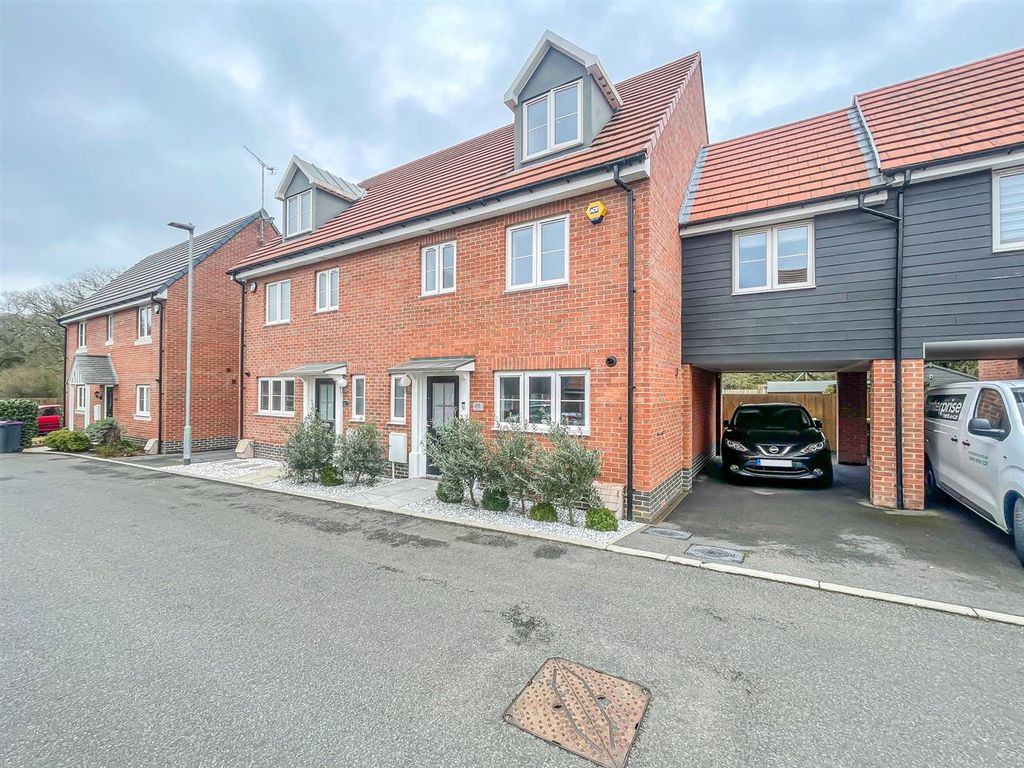 5 bed semidetached house for sale in Pond Chase, Hockley SS5 Zoopla