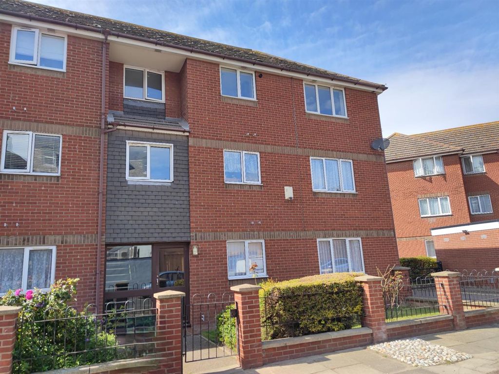 2 bed flat to rent in Trafalgar Court, Great Yarmouth NR30, £695 pcm