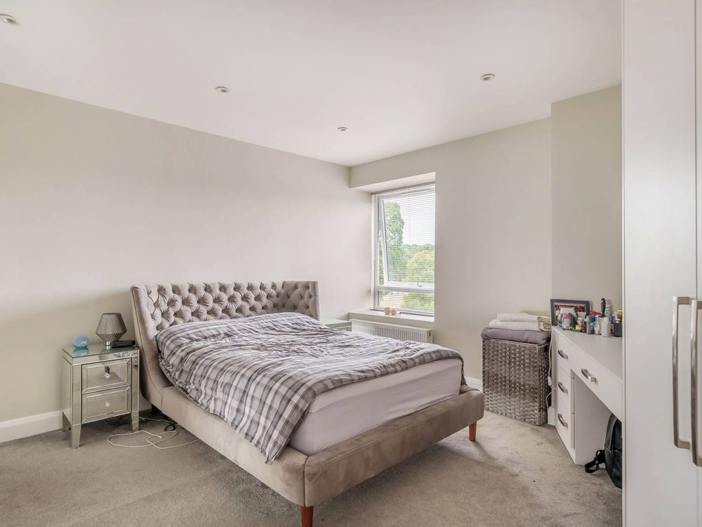 2 bed flat to rent in Buckingham House East, Stanmore, Stanmore HA7