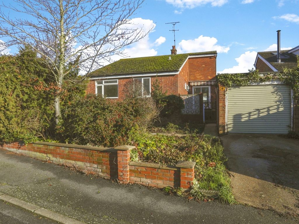 3 bed detached bungalow for sale in The Knoll, Framlingham, Woodbridge