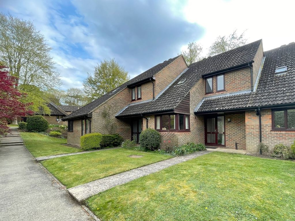 3 bed terraced house to rent in Beechwood Park, Leatherhead KT22, £