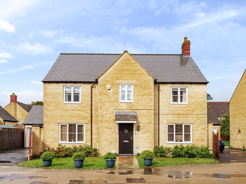 4 bed detached house for sale in Fairfield Place, Carterton