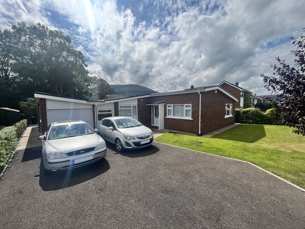 4 bed detached bungalow for sale in Knoll Road, Abergavenny NP7, £