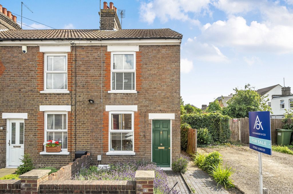 2 bed end terrace house for sale in Cross Street North, Dunstable