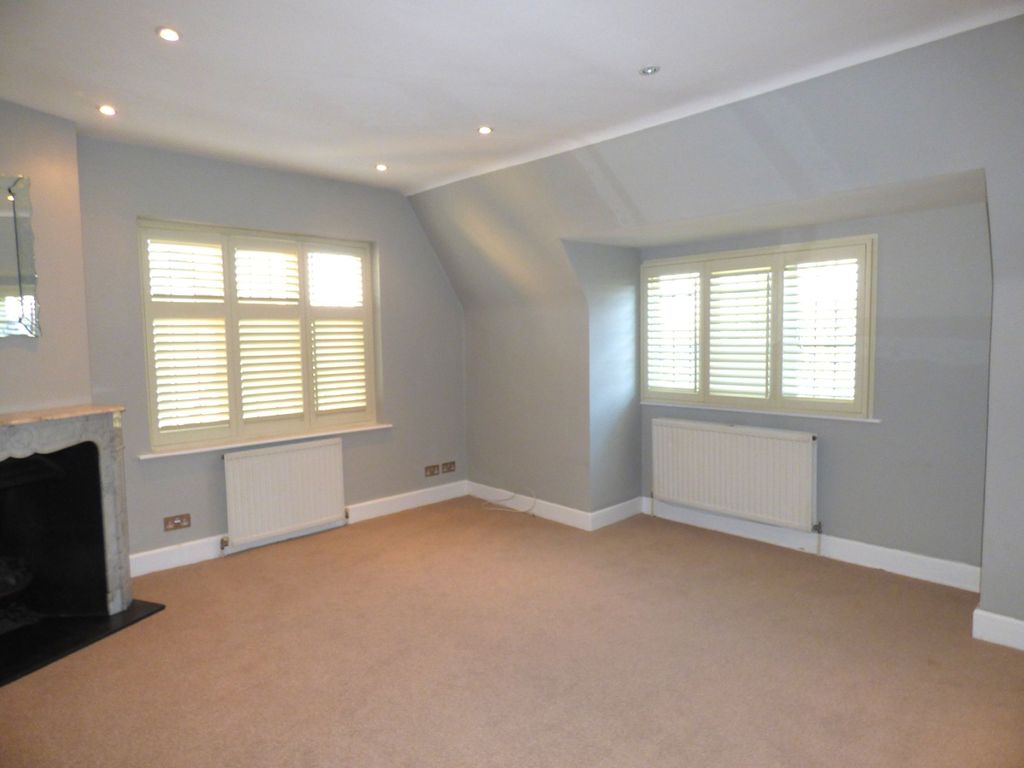 2 bed flat to rent in Gloucester Court, Links Road, West Acton W3, £