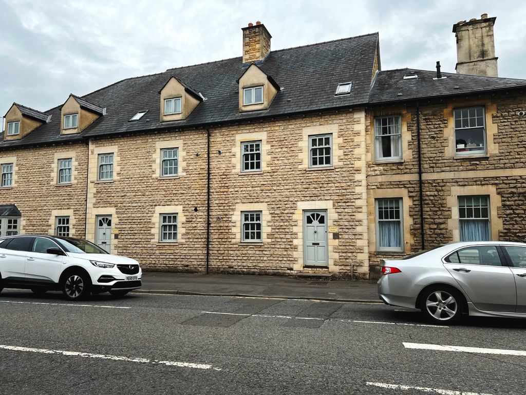 1 bed flat to rent in London Road, Cirencester, Gloucestershire GL7, £