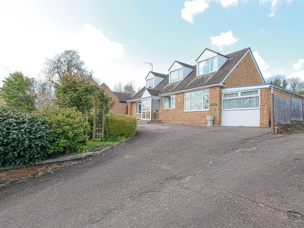 3 bed detached bungalow for sale in Church Lane, Mollington, Banbury