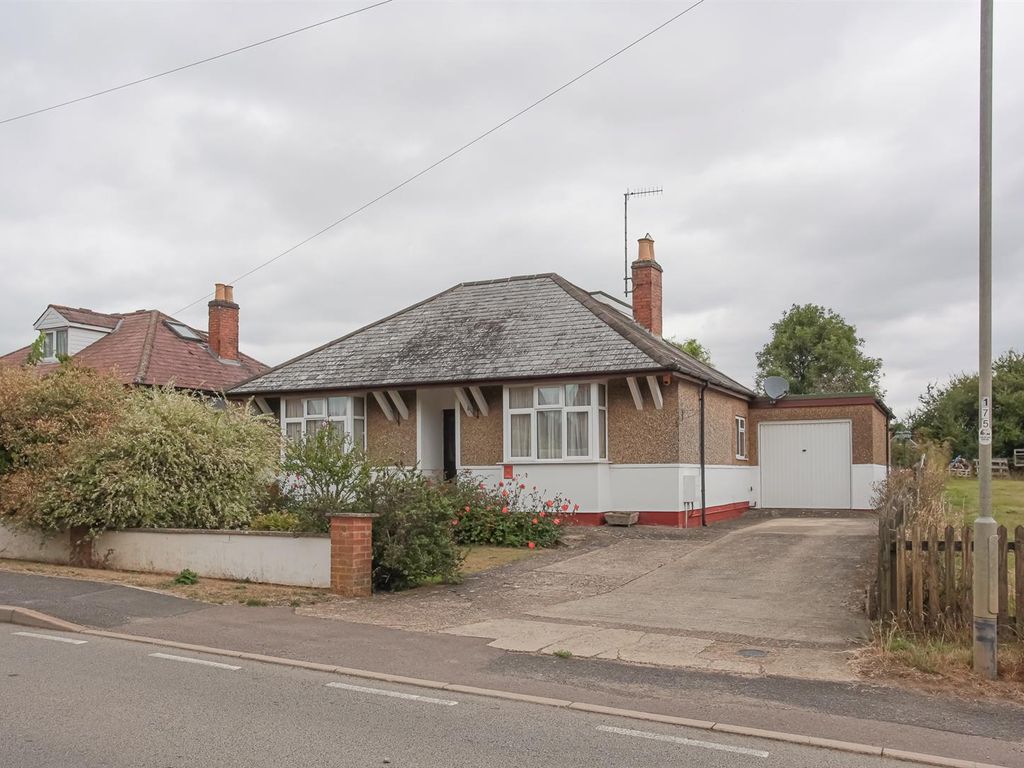 3 bed detached bungalow for sale in Byfield Road, Woodford Halse