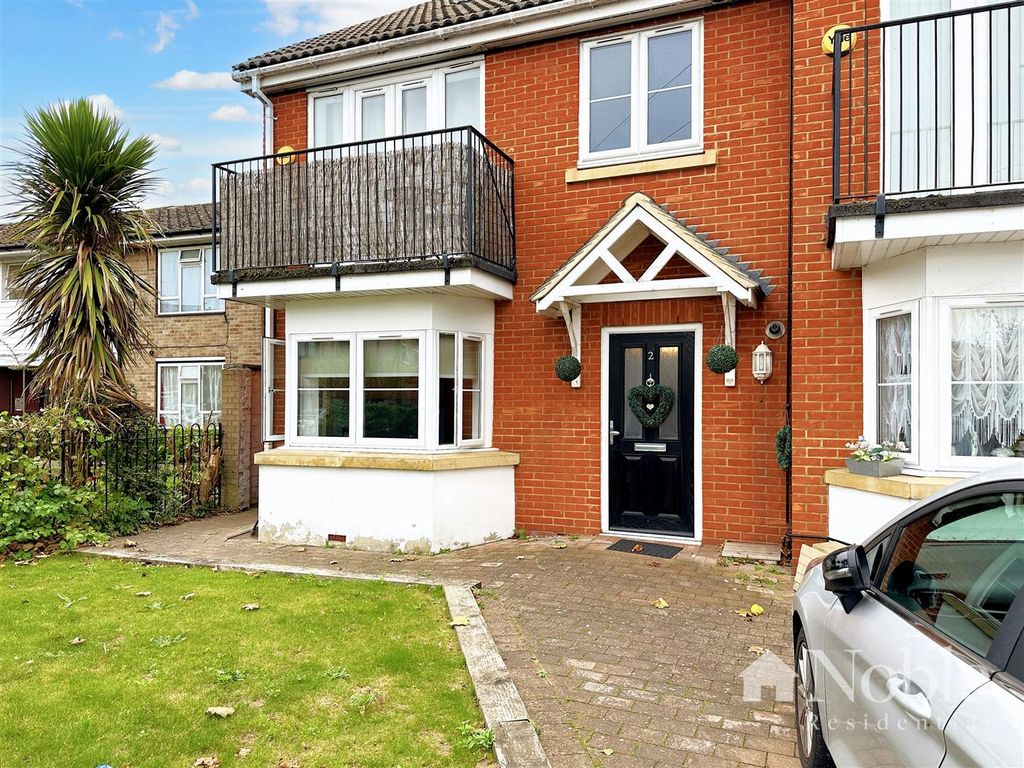 2 bed flat to rent in Cherry Tree Lane, Rainham RM13, £1,500 pcm Zoopla