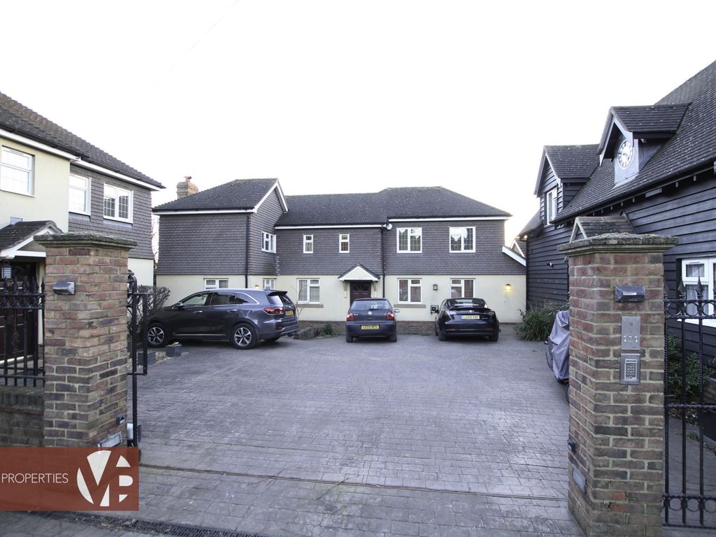 3 bed detached house to rent in Hammondstreet Road, Cheshunt EN7, £