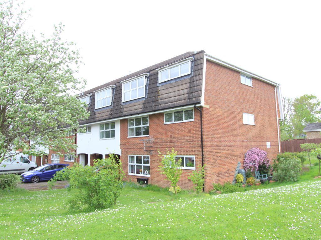 2 bed flat to rent in Grasmere Way, Leighton Buzzard LU7, £1,000 pcm