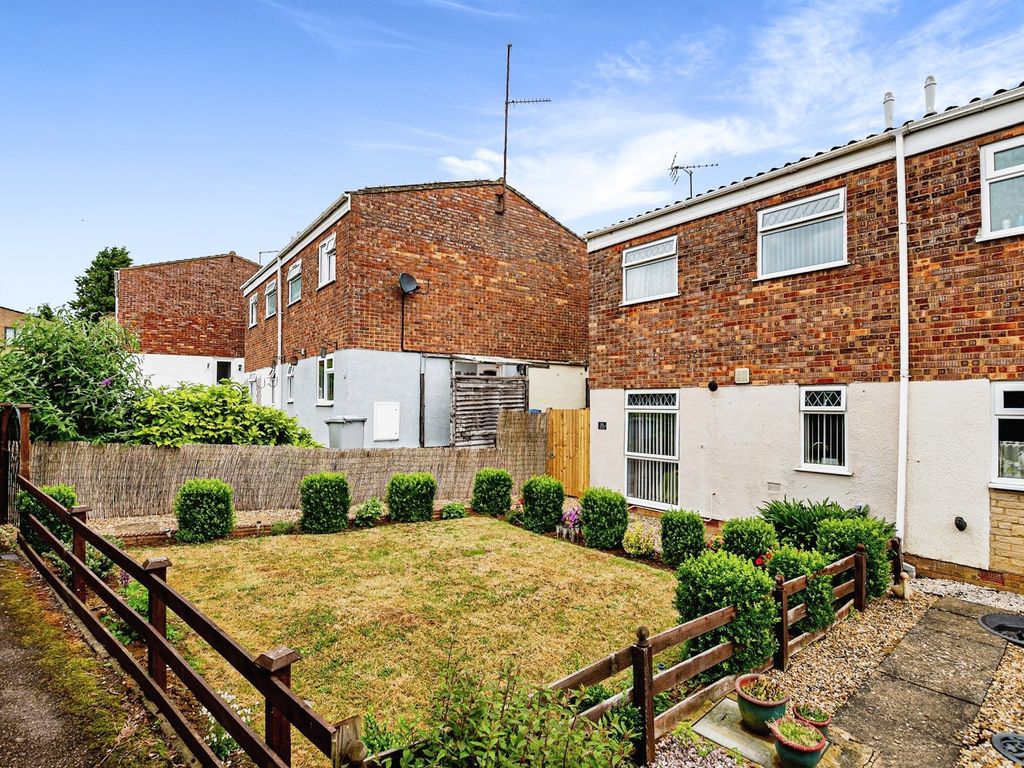 3 bed terraced house for sale in Valley Rise, Desborough, Kettering