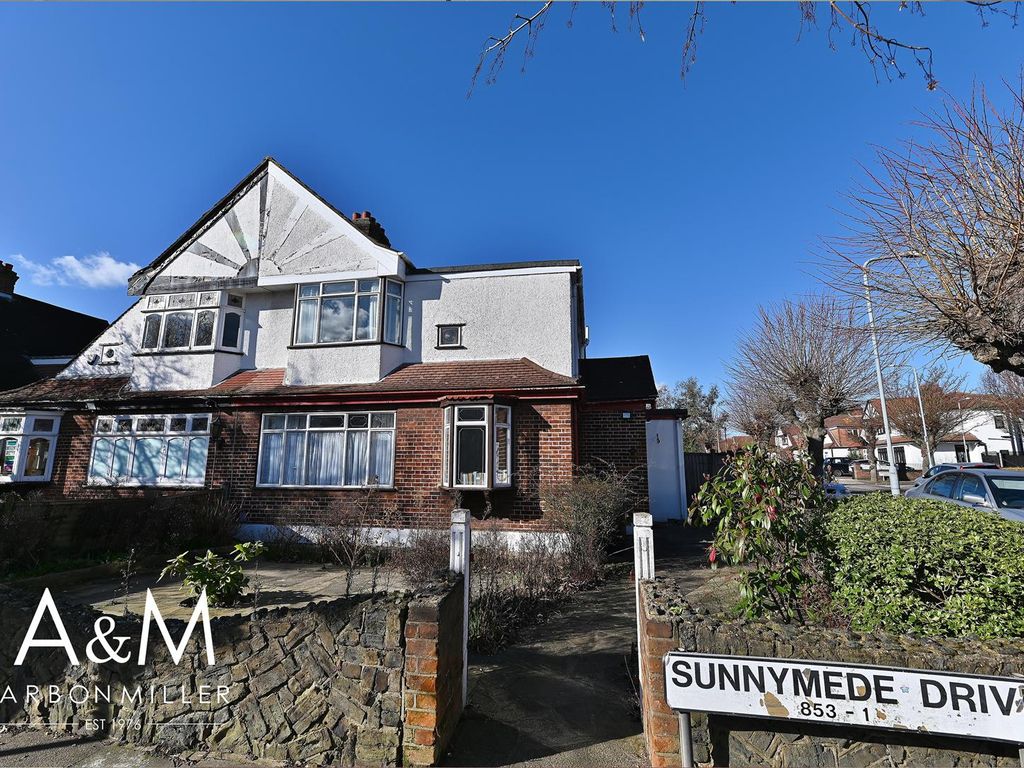 4 bed semidetached house for sale in Sunnymede Drive, Ilford IG6, £