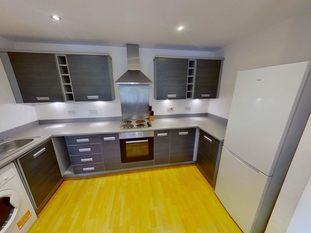 2 bed flat to rent in Bouverie Court, Leeds City Centre, Leeds LS9, £