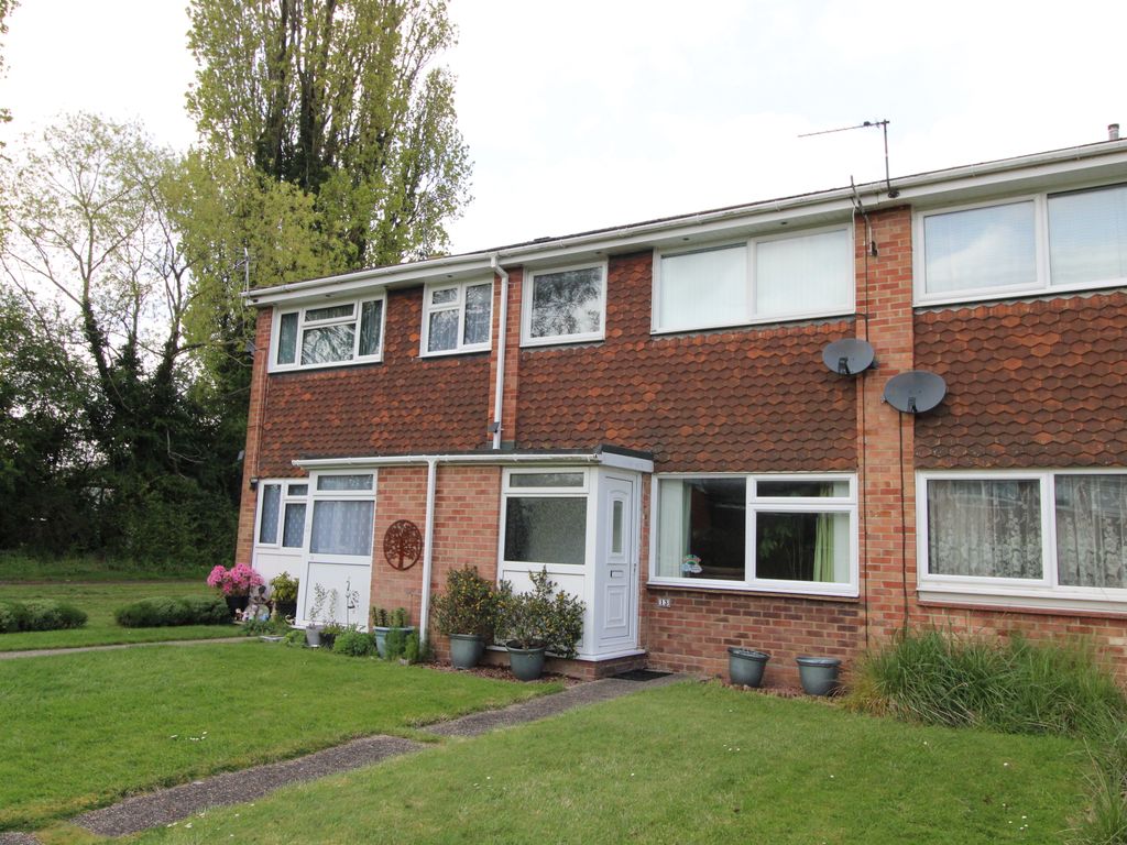 3 bed terraced house for sale in Stephens Road, Tadley RG26, £300,000