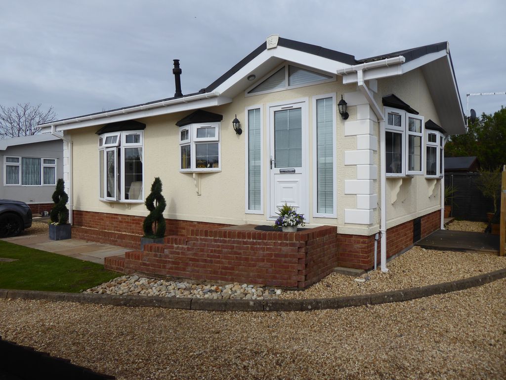 2 bed mobile/park home for sale in Fleur De Lys Park, Pilley Hill